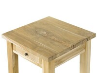 Kwadratowy drewniany pomocnik idealny jako dostawka do kanapy czy fotela. 