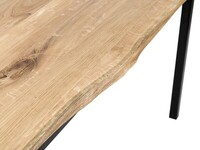 Stół z grubym drewnianym blatem. 