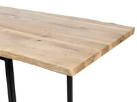 Stabilny stół z drewnianym blatem.