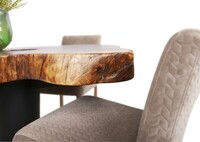 Stół o nieregularnym kształcie, stół z pięknym drewnianym blatem.