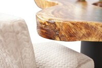 Stół z drewna egzotycznego.