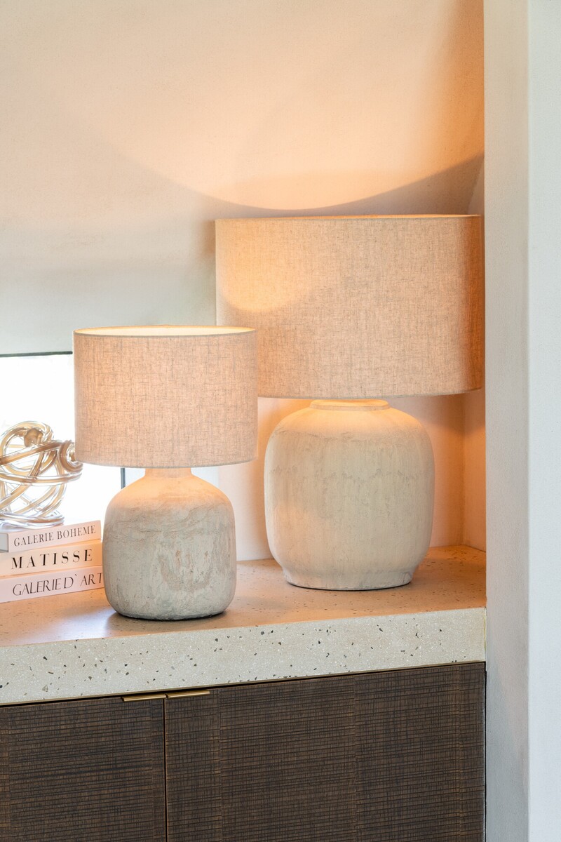 Lampa stołowa o miękkiej, zaokrąglonej formie