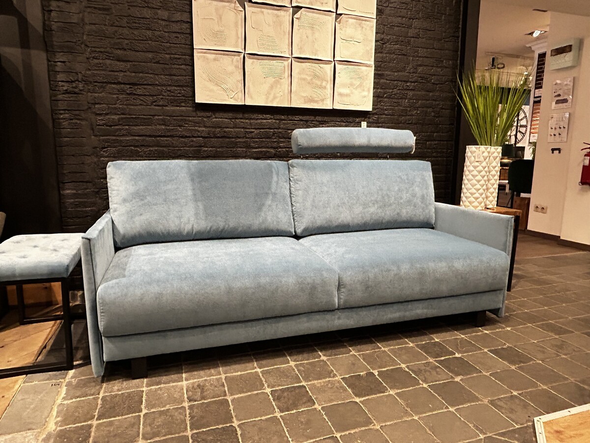niebieska welurowa sofa rozkładana, kanapy Lublin, kanapy z funkcja spania w Lublinie