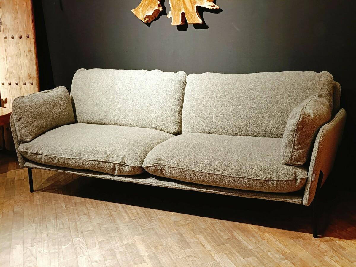 Sofa trzyosobowa, kanapa w modnej tkaninie boucle, salon Inne Meble Katowice