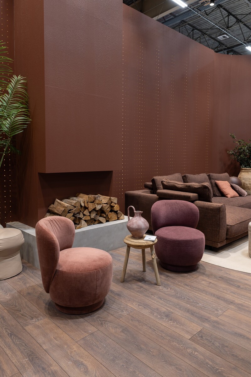 Fotel w kolorze eleganckiej purpury