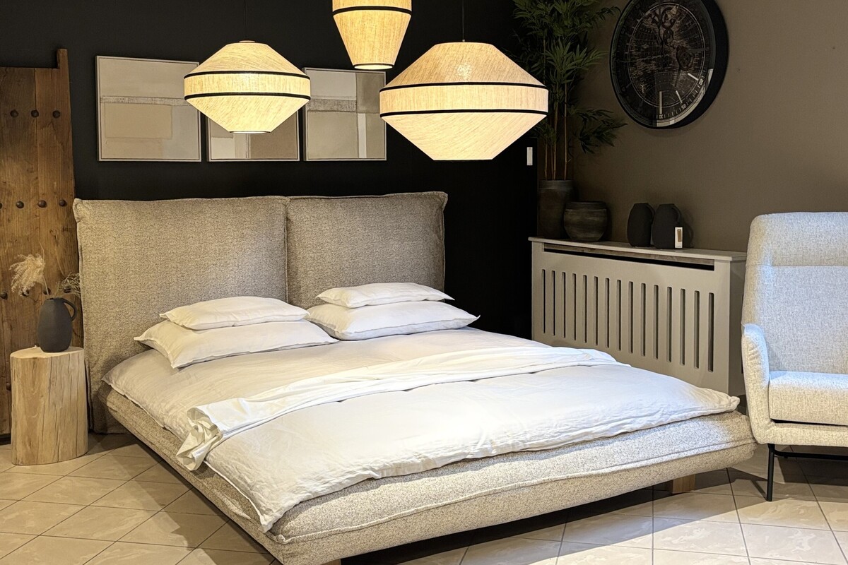 Duże wygodne łóżko ze zdejmowanym pokrowcem. Sypialnia w stylu boho. Łóżko Moya Bed Mti Furninova. Inne Meble duży sklep meblowy w Lublinie, duży sklep meblowy w Warszawie, duży sklep meblowy w Katowicach. Lampy Amigo Brinova. Lampy w stylu boho. 