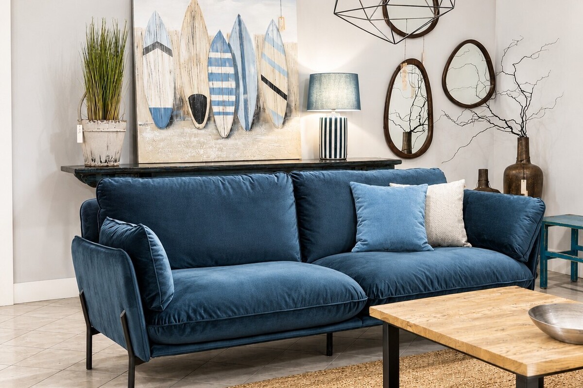 Turkusowa sofa, sofa Aldon Mti Furninova, duży salon meblowy Lublin, Katowice, Warszawa. Wygodna kanapa trzyosobowa. Salon w stylu Hampton, obraz marynistyczny, obraz w stylu nadmorskim, drewnaine lusterka o nieregularnym kształcie.