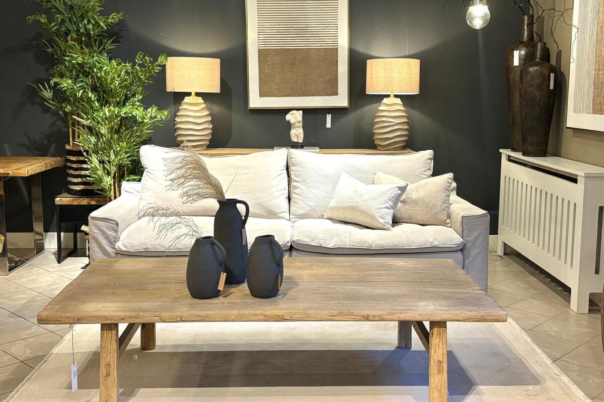 Beżowa sofa Kibo w lnianym obiciu. Sofa w aranżacji Boho. Naturalne materiały w salonie.