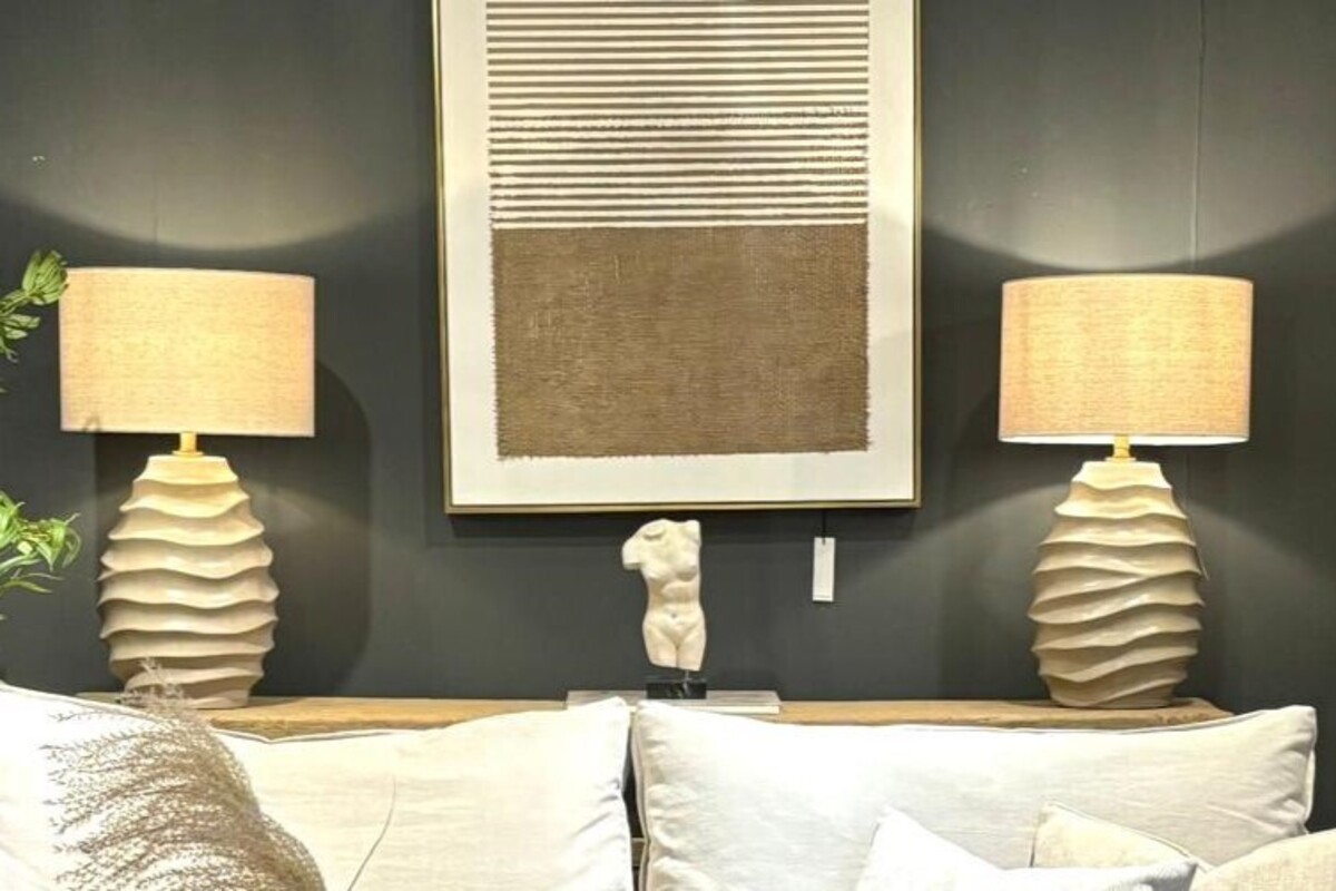 Piękna lampa ma  efektownie ryflowanej podstawie i z lnianym abażurem. Lampy w aranżacji boho.