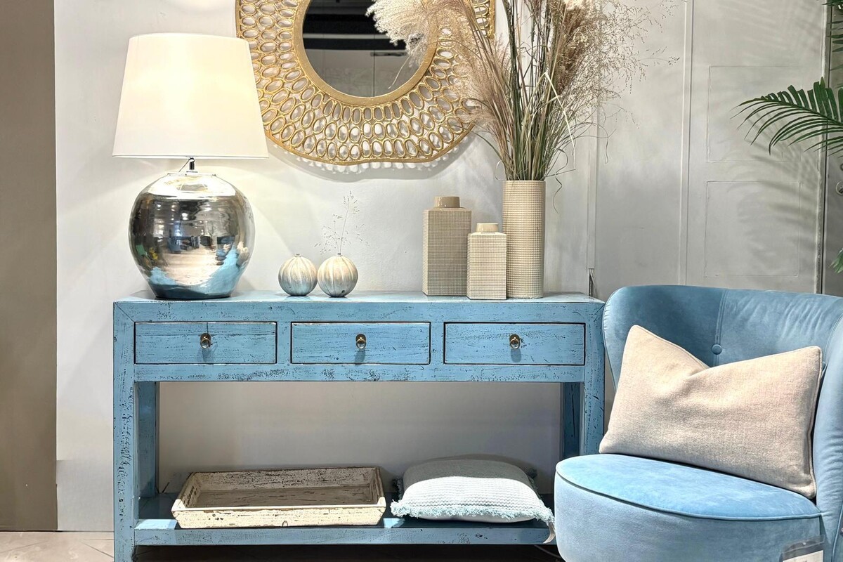 Długa błekitna konsola z szufladkami i półką. Konsola unikatowa po renowacji,  idealna na korytarz. 