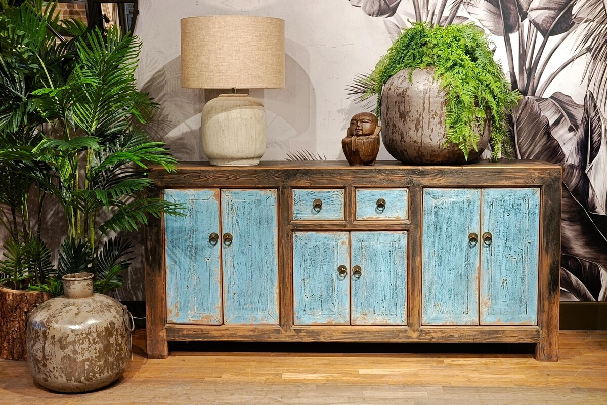 Duża błękitna komoda, drewniana komoda do salonu, ceramiczna beżowa lampa, duże wazony dekoracyjne