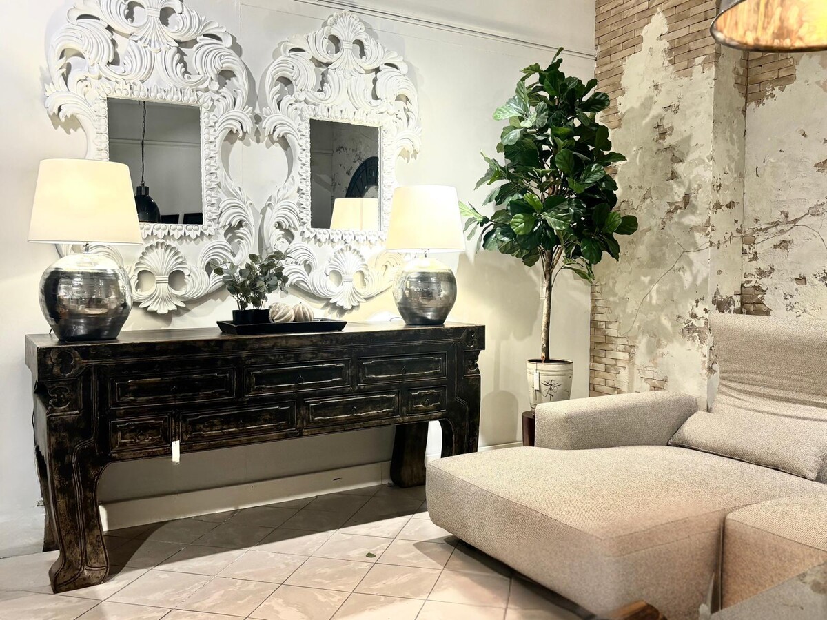 Lustro w rzeżbionej ramie, nad dużą chińska konsolą