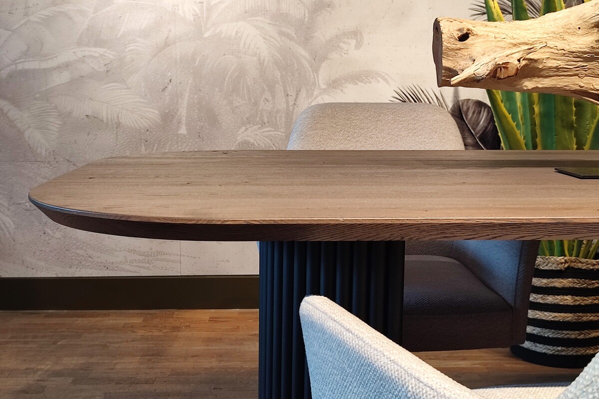 Elegancki owalny stół premium z drewnianym blatem i nowoczesnym wykończeniem