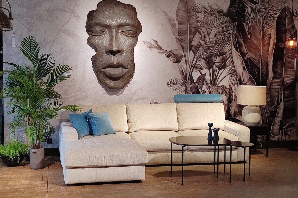 Matea Mti Furninova, jasna sofa do salonu, beżowa lampa z abażurem, biała sofa na tle szarej tapety