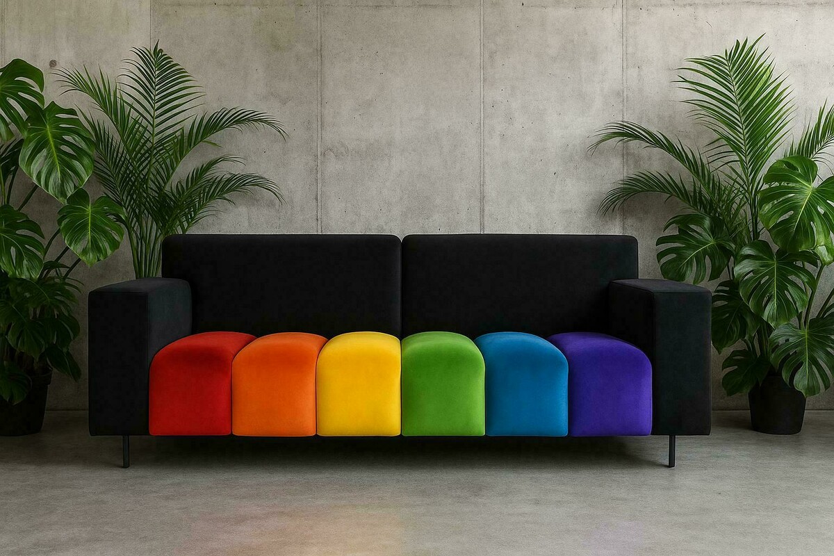 Czarna sofa VESTA QUILT z tęczowym siedziskiem,  w salonie na tle ściany z betonu