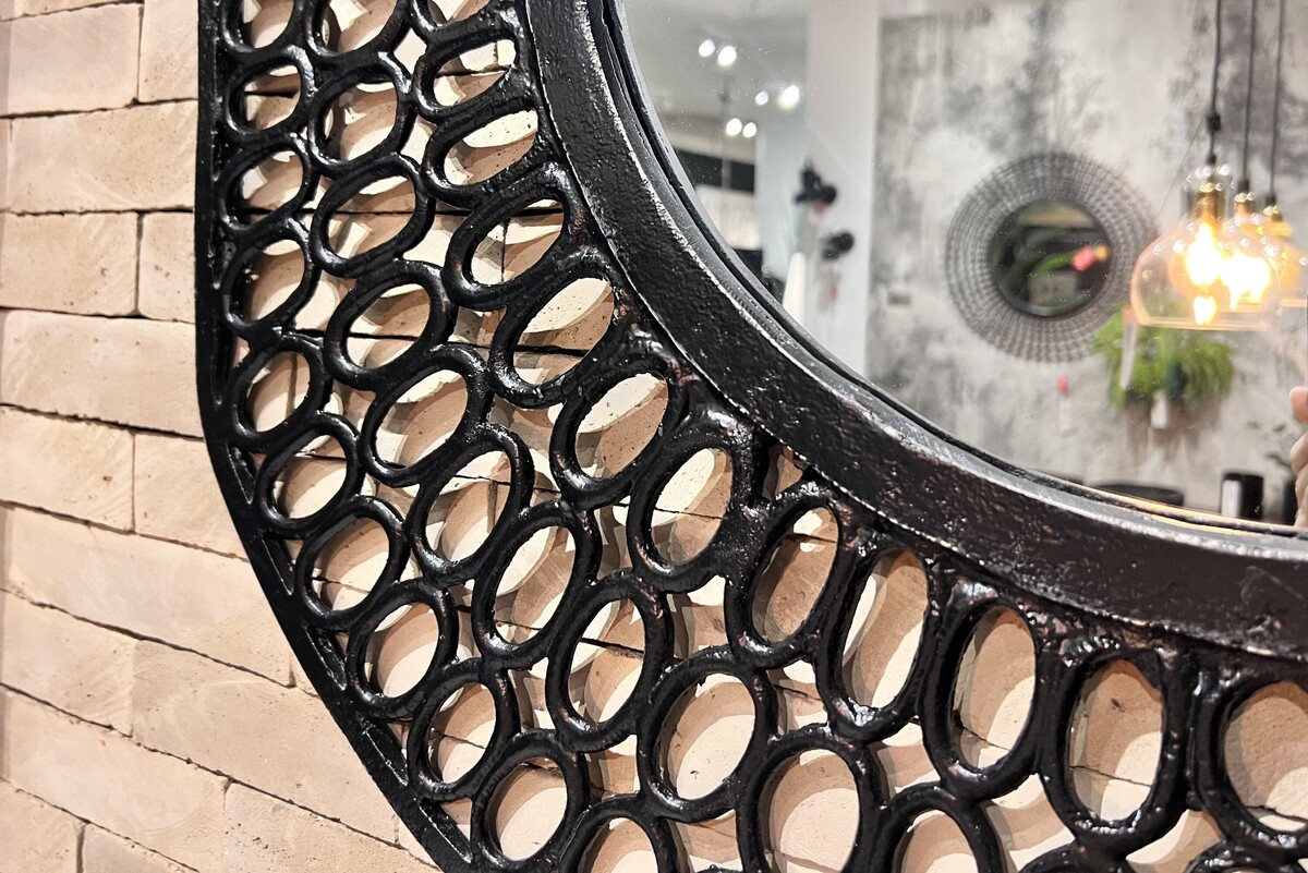 Czarne lustro okrągłe w ażurowej ramie - detal