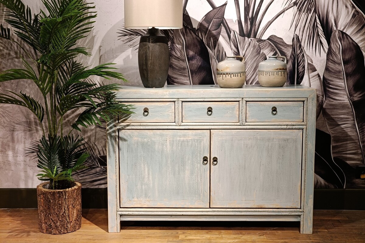 Mała komoda, komoda z szufladami, pastelowa komoda do salonu, duże sztuczne rośliny, 