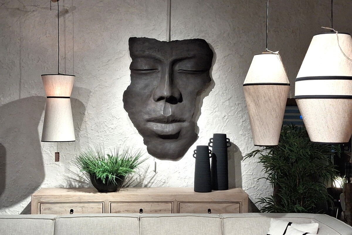 Dekoracja do salonu, lampy Amigo Brinova, duże wazony ceramiczne, komoda z szufladami