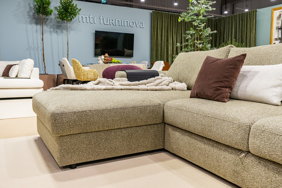 Sofa narożna z szezlongiem Matea Mti Furninova-komfort i funkcja spania