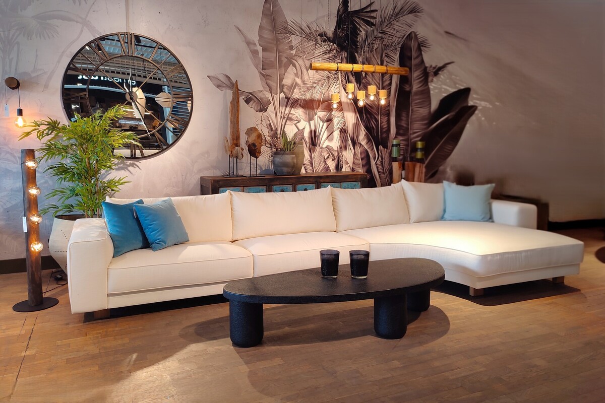 Sofa modułowa, sofa narożna, nowoczesna sofa do salonu, designerski stolik kawowy o organicznym, nieregularnym kształcie, dekoracyjna tapeta, oświetlenie ambientowe Brinova