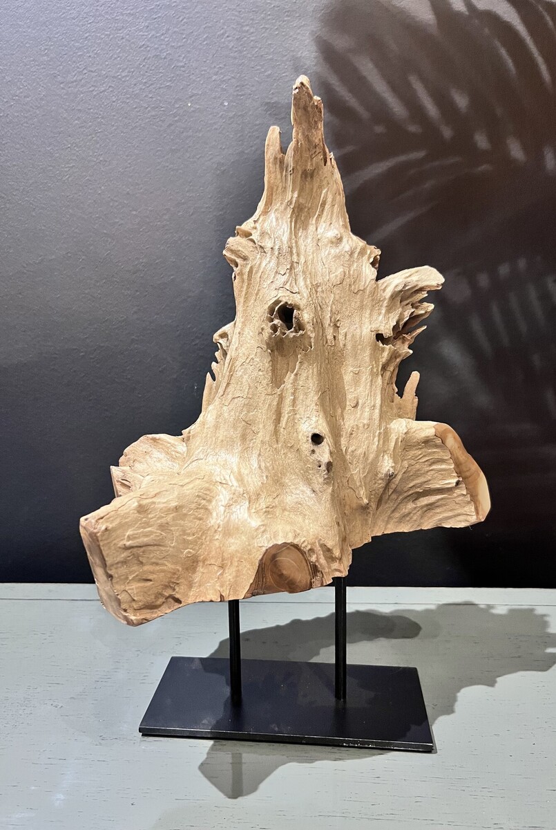 Rzeźba 1 z drewna egzotycznego na metalowej czarnej stopce