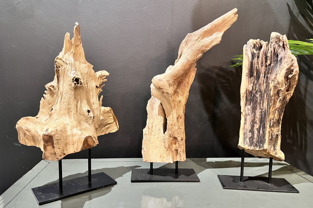 Rzeźby z drewna egzotycznego na metalowej czarnej stopce a