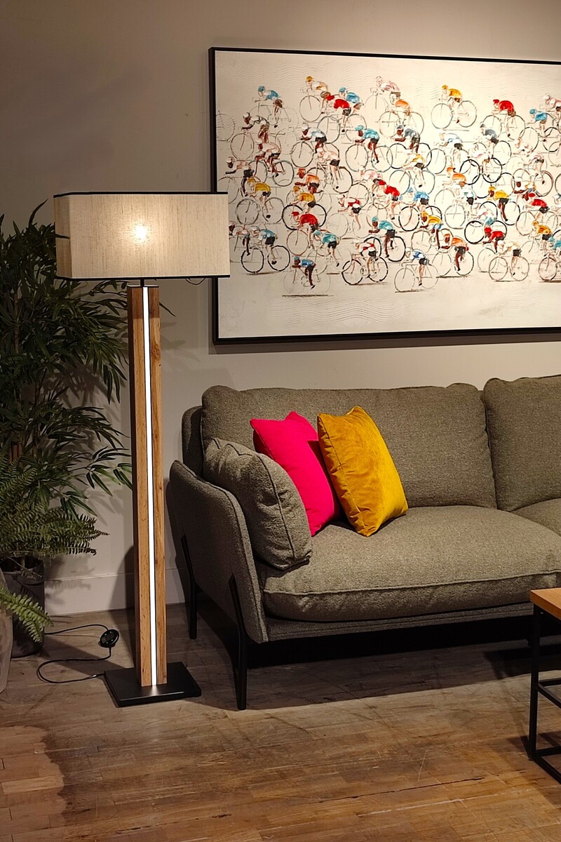 Nowoczesna lampa podłogowa LED z drewnianą podstawą, kolorowe poduszki, sofa do salonu