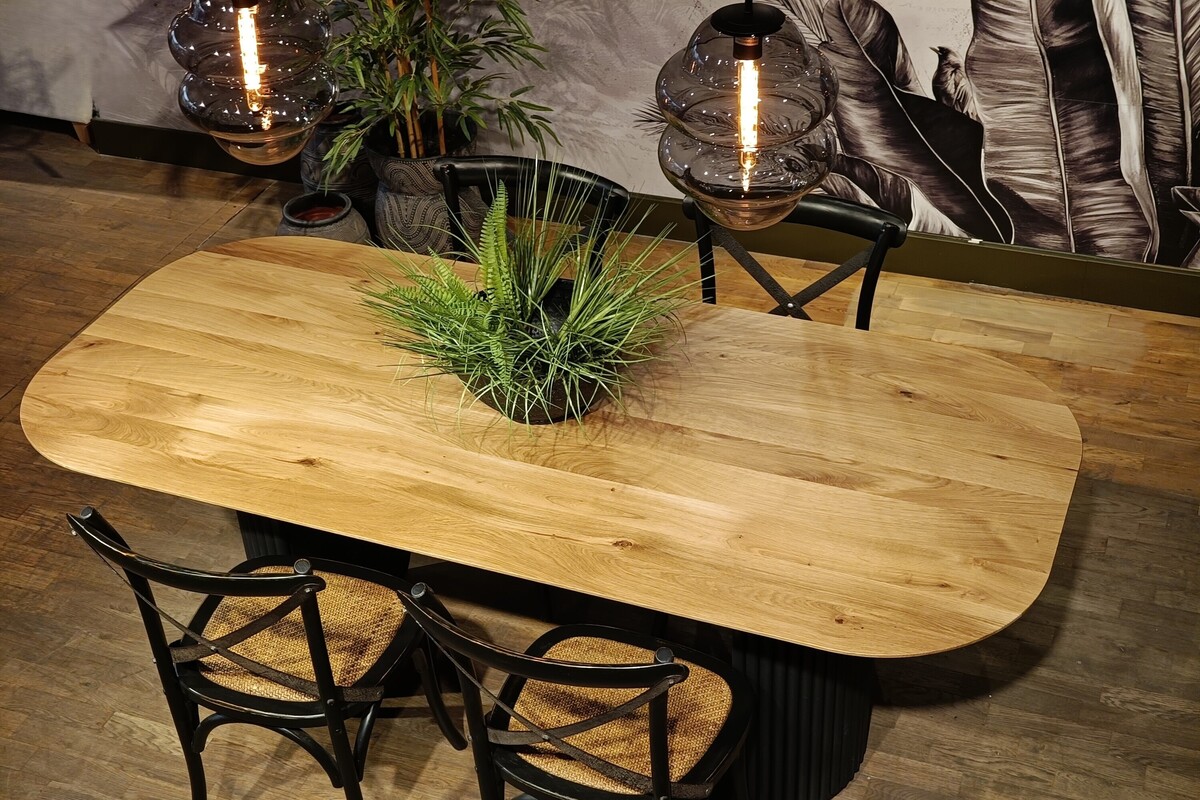 Gruby owalny blat, stoły z dębu, drewniane krzesła do jadalni