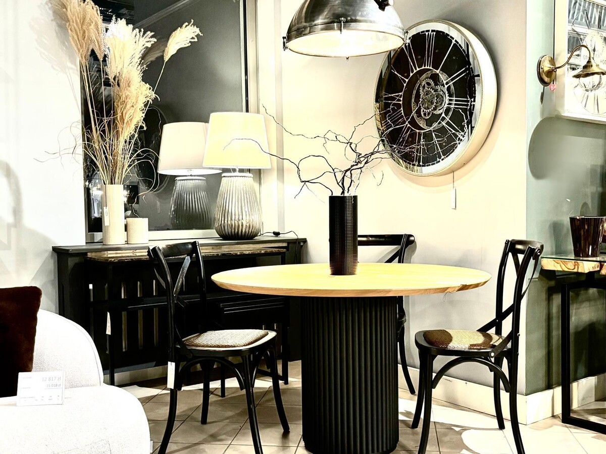 Okrągły stół Michał, na ryflowanej nodze centralnej. Elegancki stół z blatem dębowym.