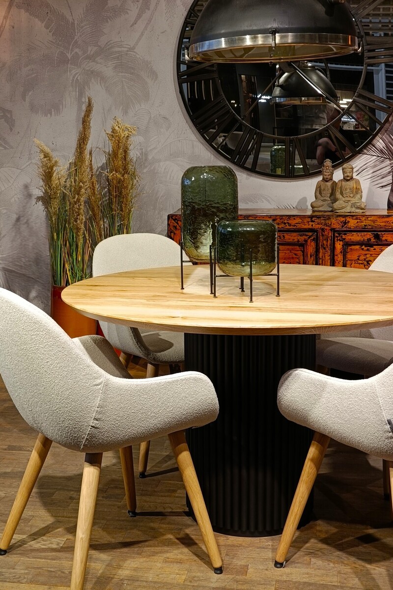 Drewniana komoda, stół z krzesłami Layla Mti Furninova, zegar z lustrem, dekoracyjne trawy 