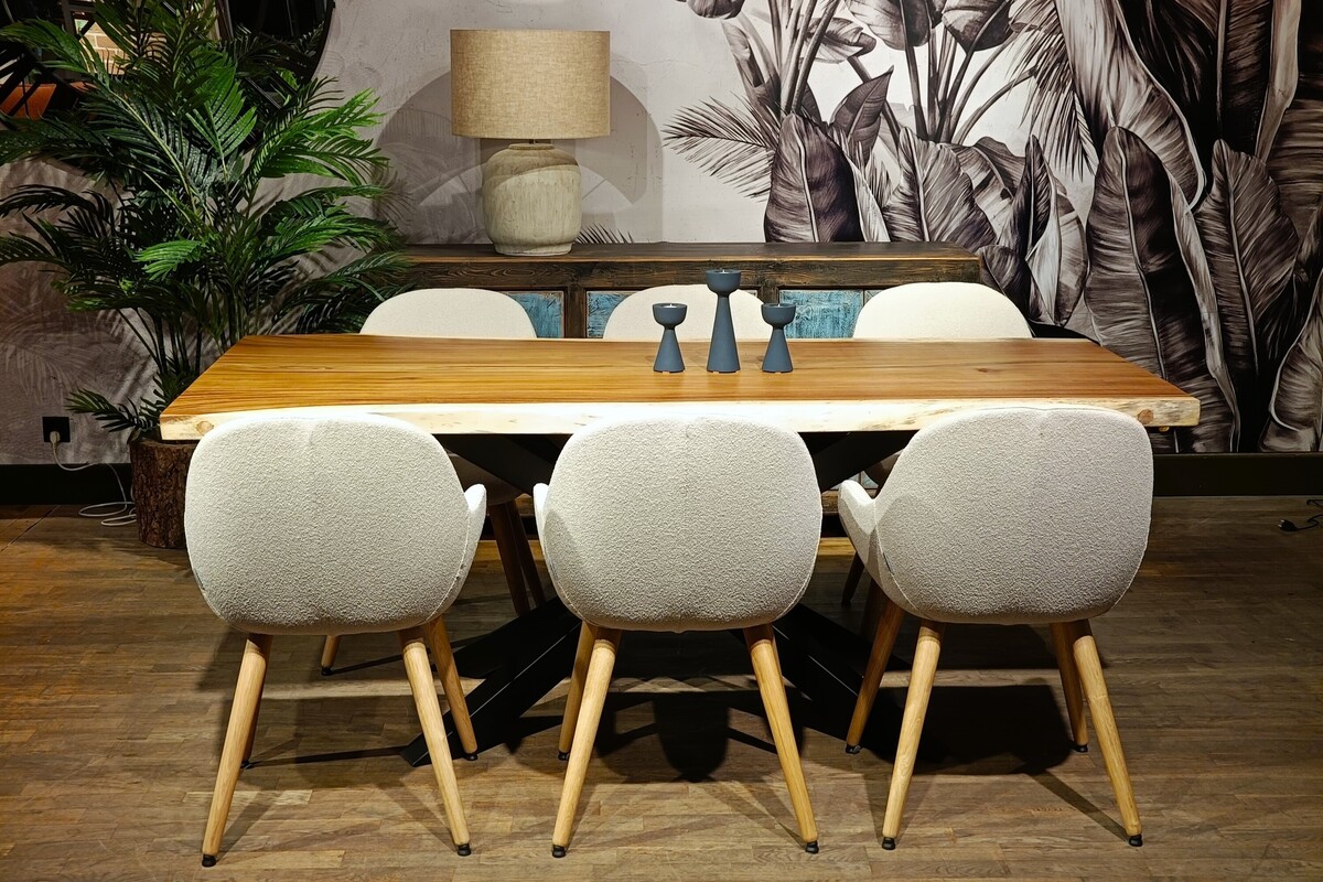 Stół z naturalnym blatem, stół z masywnego drewna, stół z żywą krawędzią, tapicerowane krzesła kubełkowe