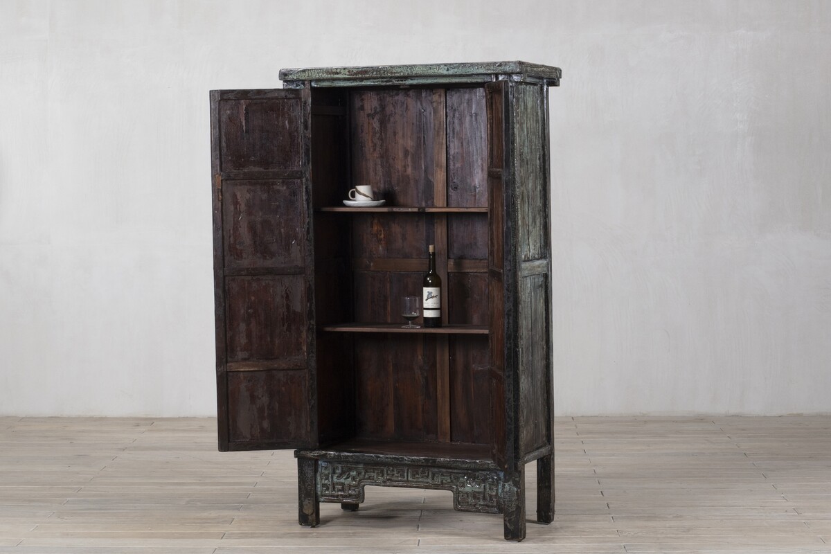 Witryna z półkami, kolorowe meble do salonu