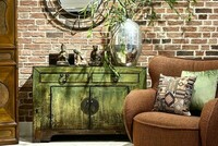 zielona komoda, pastelowa cegła na ścianie, chińska komoda, unikatowakomoda, ceglasty fotel, fotel obrotowo bujany, fotel sonora, duży srebrny wazon, unikatowe meble Warszawa, Inne Meble Lublin, InneMeble katowice