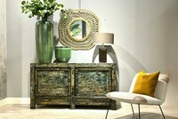kolorowa komoda, komoda ręcznie malowana, multikolor, duże wazony, fotel Fly, wygodny fotel na płozach, zielona komoda na szarej ścianie, lustro w złotej ramie