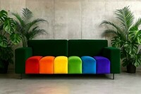 zielona sofa Vesta Quilt, zielona sofa z poduszkami reinbow, zielona sofa na betonowej scianie, betonowa ściana w salonie