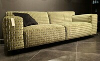 sofa Vesta w tkaninie Balzac FArgoteks, zielona kanapa, ciekawe lampy podłogowe w kolorze srebrnym, kinkiety z metalu, czarne ściany , duży zegar lustro, stolik z kwarcytu nerka salony meblowe Inne Meble (6)