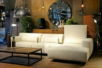 beżowy narożnik modułowy, sofa narożna z regulowanymi zagłówkami, jasna kanapa na tle zielonej tapety, duży zegar na ścianie, ciekawe lampy do salonu, unikatowa komoda z naturalnego drewna (4)