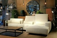 beżowy narożnik modułowy, sofa narożna z regulowanymi zagłówkami, jasna kanapa na tle zielonej tapety, duży zegar na ścianie, ciekawe lampy do salonu, unikatowa komoda z naturalnego drewna (6)