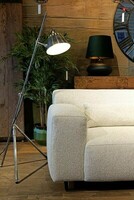 beżowy narożnik modułowy, sofa narożna z regulowanymi zagłówkami, jasna kanapa na tle zielonej tapety, duży zegar na ścianie, ciekawe lampy do salonu, unikatowa komoda z naturalnego drewna (8)