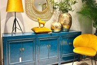 granatowa chińskakomoda, komoda do salonu, błękitny fotel, oryginalne meble Warszawa, chińskie komody Lublin, oryginalne meble Lublin, srebrna lampa , lampa z białym abażurem, duża lampa stołowa