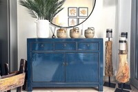 granatowa komoda, mała komoda do hollu, aranżacja hollu, komoda w stylu hampton, duże okrągłe lustro, palmy we wnętrzach, ciekawe dekoracje na komodę, małe komody, ciekawe komody
