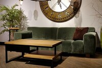 sofa vesta; kanapa mti furninova; zielona sofa welurowa; pikowana kanapa; beżowa ściana; brązowy zegar ścienny, zielone meble w salonie; stolik kawowy z dębu (4)