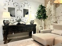 duża konsola z szufladami, komoda na lwich nogach, rzeźbione lustra, białe lustro, cegła Nelissen, tynk dekoracyjny