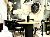 stół michał, okragły stół na centralnej nodze, stół na ryflowanej nodze, krzesła moma, zegar ścienny do salonu