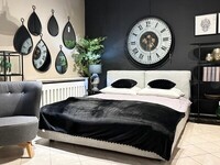 łóżko Vesta, duży okrągły zegar ścienny, folet carmen, black friday, czerń we wnętrzu, czarna ściana w sypialni, pomysł na aranżacje sypialni