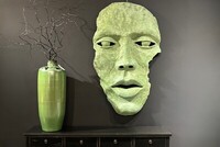 zielona maska, oryginalna dekoracja na ścianę, rzeźba twarz, duża rzeźba na ścianę, czarna ściana w salonie, duża kanapa szara, szary narożnik, vesta mti, kanapa vesta MTI, inne meble lublin