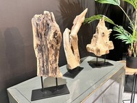 rzeźby z drewna egzotycznego na metalowej czarnej podstawce b2