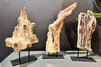 rzeźby z drewna egzotycznego na metalowej czarnej stopce