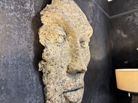 płaskorzeźba w kształcie maski, duża dekoracja na ścianę głowa, tynk dekoracyjny, oryginalna duża maska, beżowo-zlota maska na ścianę, maska 3d, nowoczesny salon, nowoczesne dekoracje