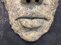 rzeźba na ścianę, maska 3d, beżowo-złota płaskorzeźba w kształcie maski, duża dekoracja na ścianę głowa, tynk dekoracyjny, oryginalna duża maska, beżowo-zlota maska na ścianę, maska 3d